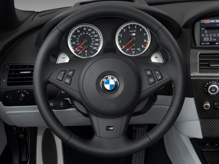Панель приборов и руль в BMW