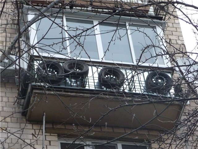 Хранение шин на открытом воздухе на балконе