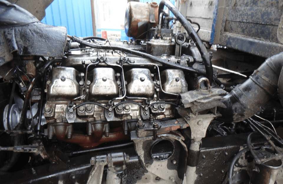Демонтаж корпуса помпы с двигателя автомобиля КАМАЗ